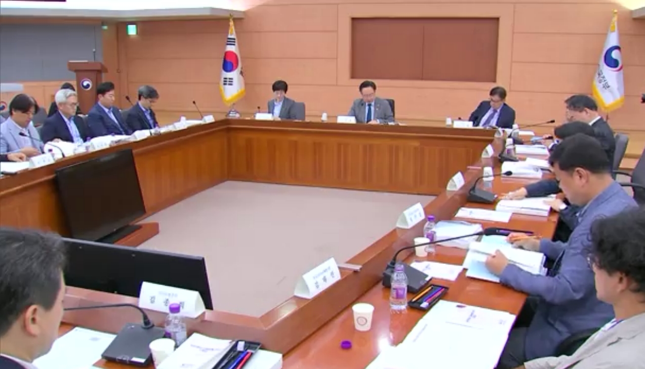 기금운용위원회 회의 모습 (조규홍 복지부장관 겸 기금운영위원장 주재)