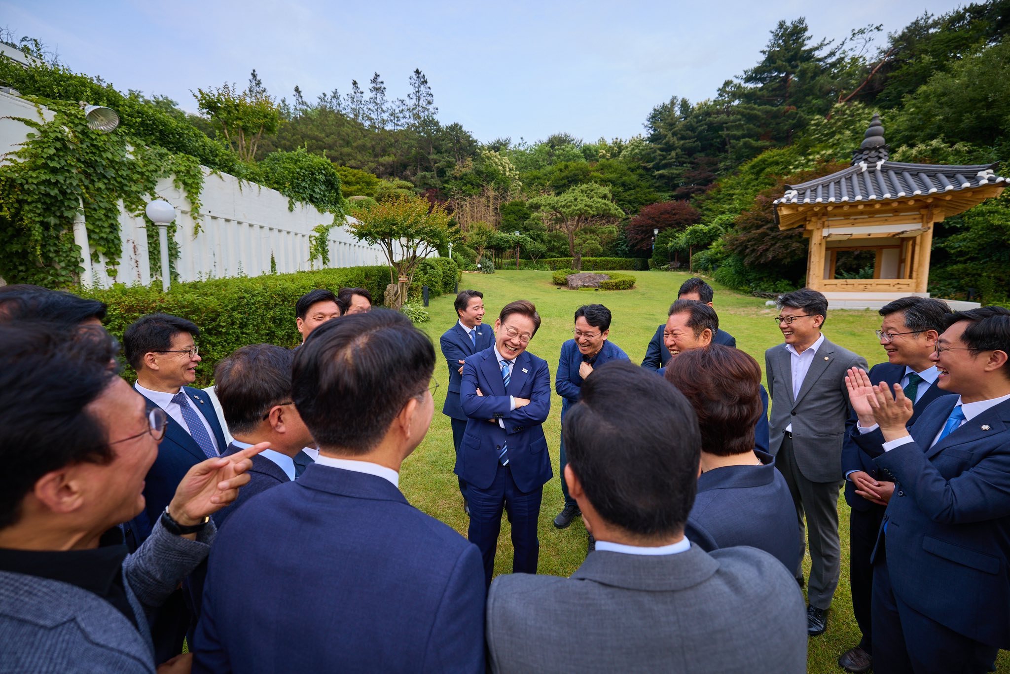 ‘초고속’ 지도부 초청만찬…대통령 양옆에 앉은 의원은?