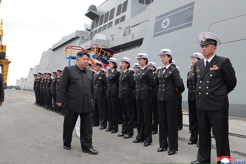 김정은 위원장이 지난 18일 북한의 신형 구축함 ‘최현호’ 무장 체계를 시험 점검하고 있다. [조선중앙통신]
