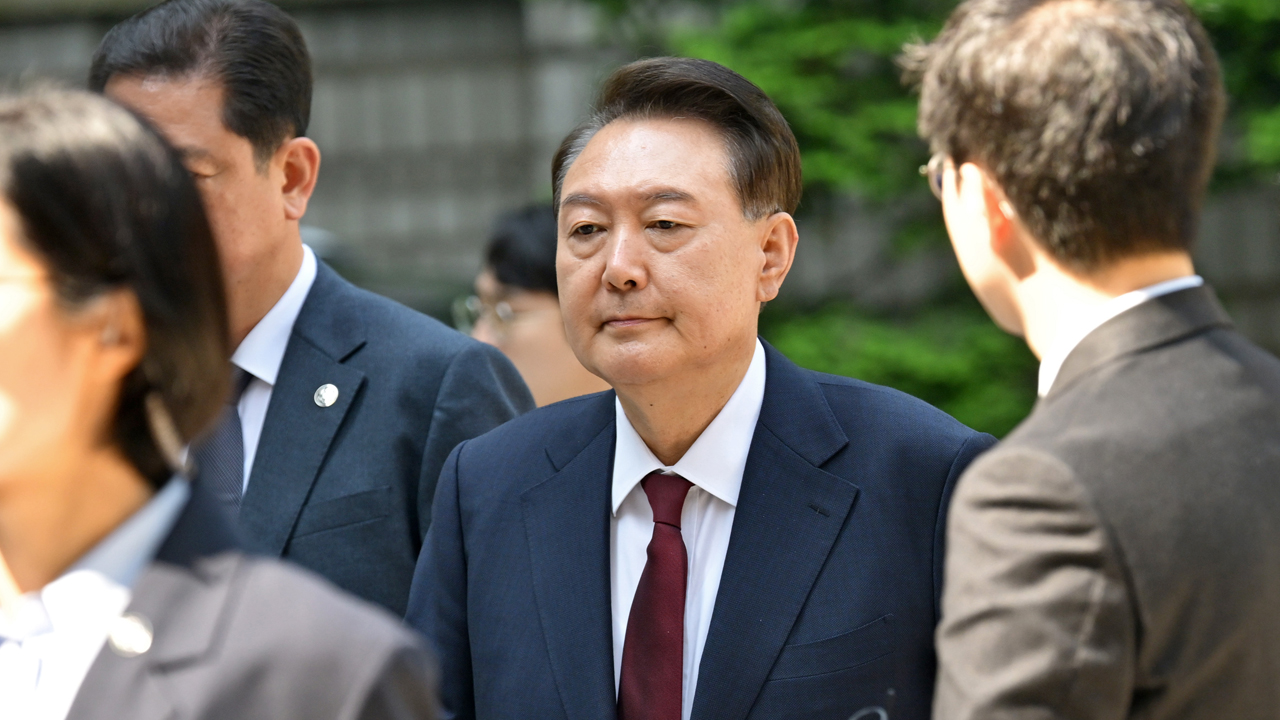 윤, ‘내란 혐의’ 재판 첫 공개<br> 출석…계엄군 장교 “네 차례 통화 내용 들었다”