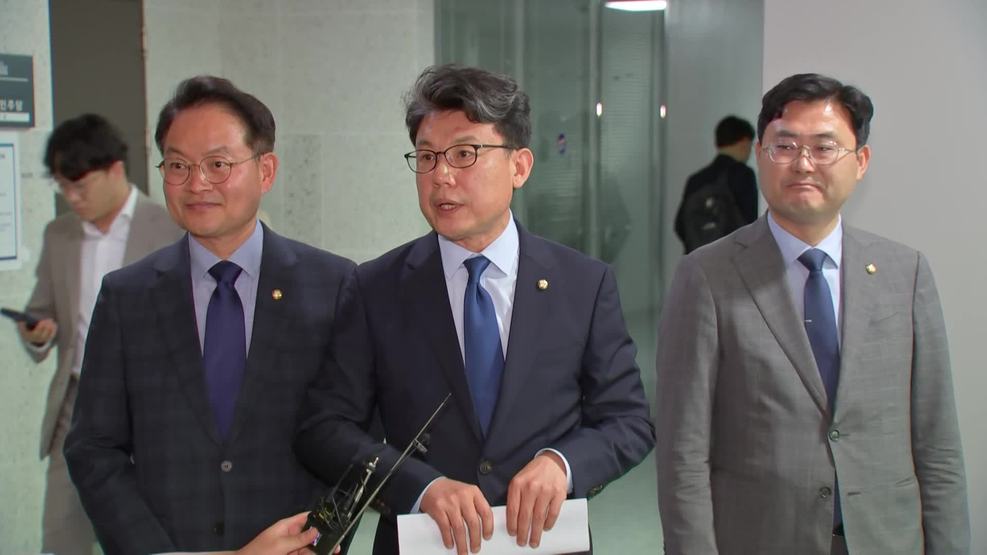 당정 “추경 통해 전국민에 소비쿠폰…소상공인 부채 탕감”