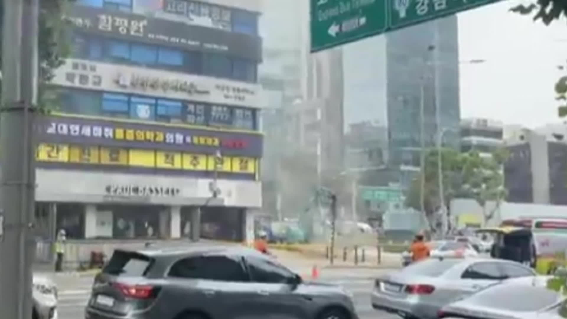 서울 교대역 인근 도시가스 유출…지하철 무정차 통과·주변 통제 중