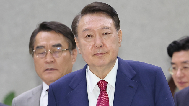 [속보] 윤 전 대통령, 내란 특검 2차 조사 마치고 15시간 만에 귀가