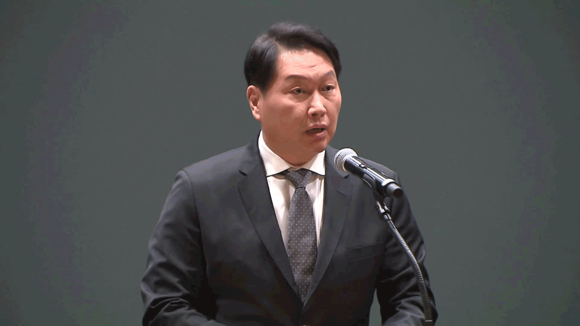 SKT 사태 19일 만에 최태원 <br>회장 대국민 사과…위약금은?