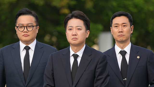 이준석, 노무현 전 대통령 묘역 참배…“노 전 대통령처럼 소신 정치 하겠다”