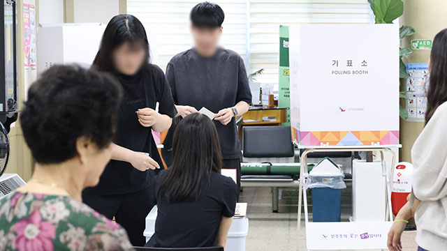 ‘사전투표 포함’ 오후 1시 전국 투표율 62.1%…<br>역대 최고치