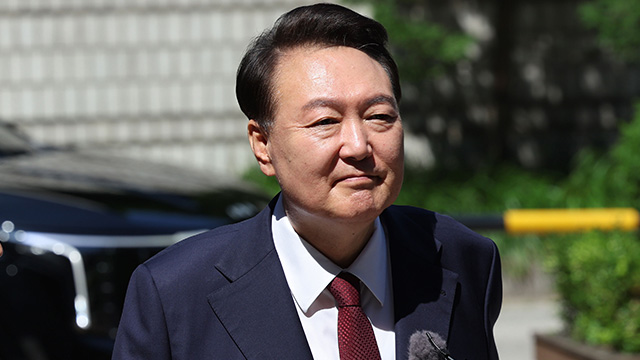 내란특검, 윤 전 대통령 재판 첫 참석…“신속 재판” vs “위헌적 특검”