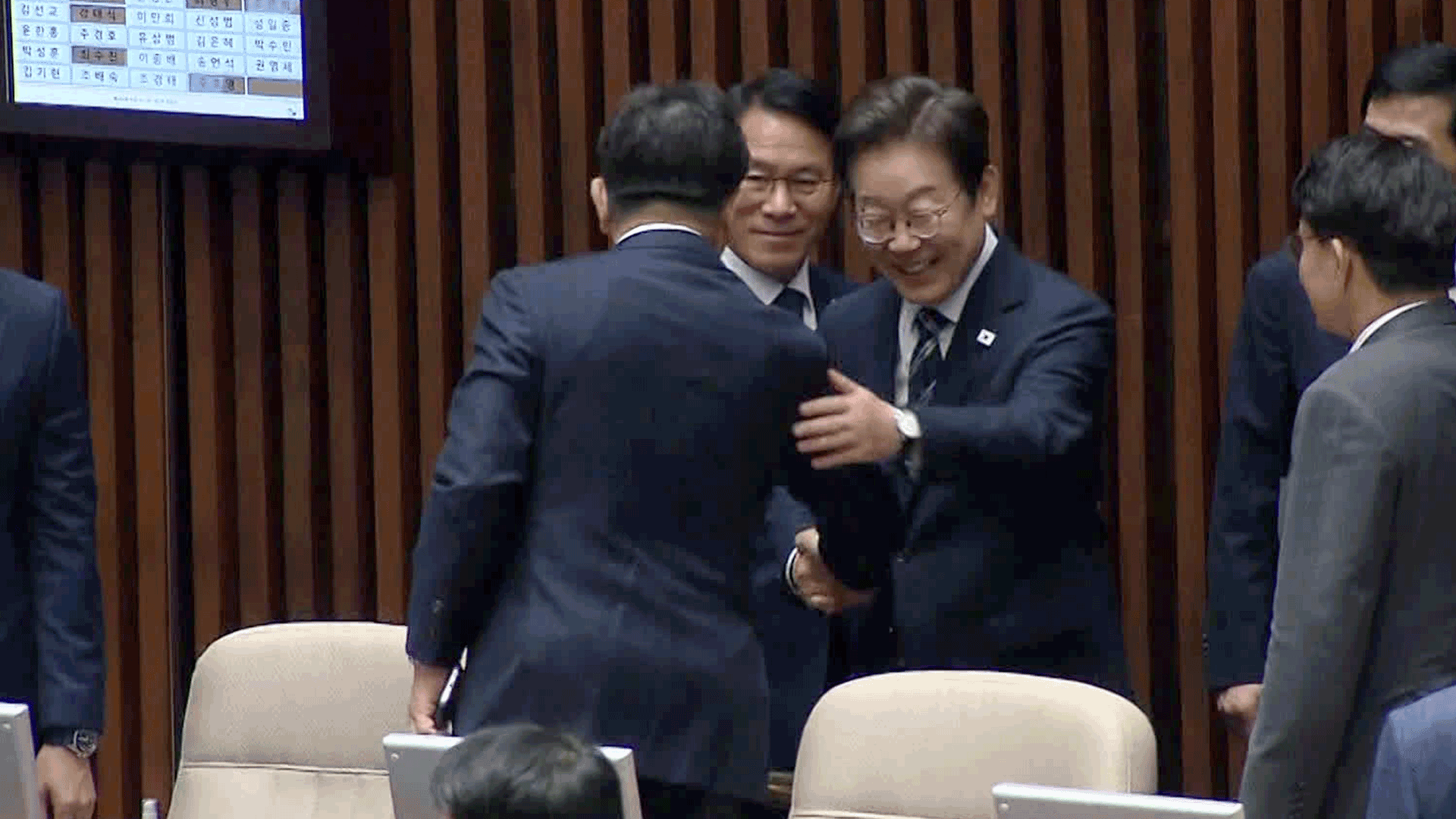 연설 뒤 야당과 악수…“김민석 반대” 권성동엔 ‘어깨 툭’