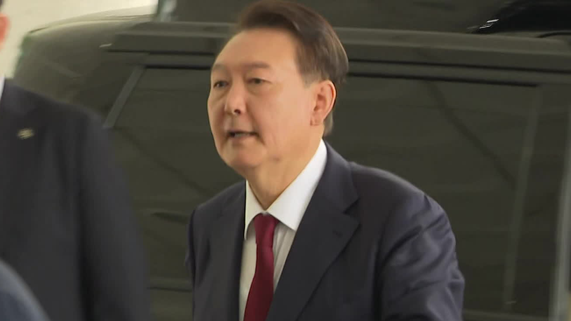 ‘묵묵부답’ 공개 출석…특검 첫 대면조사